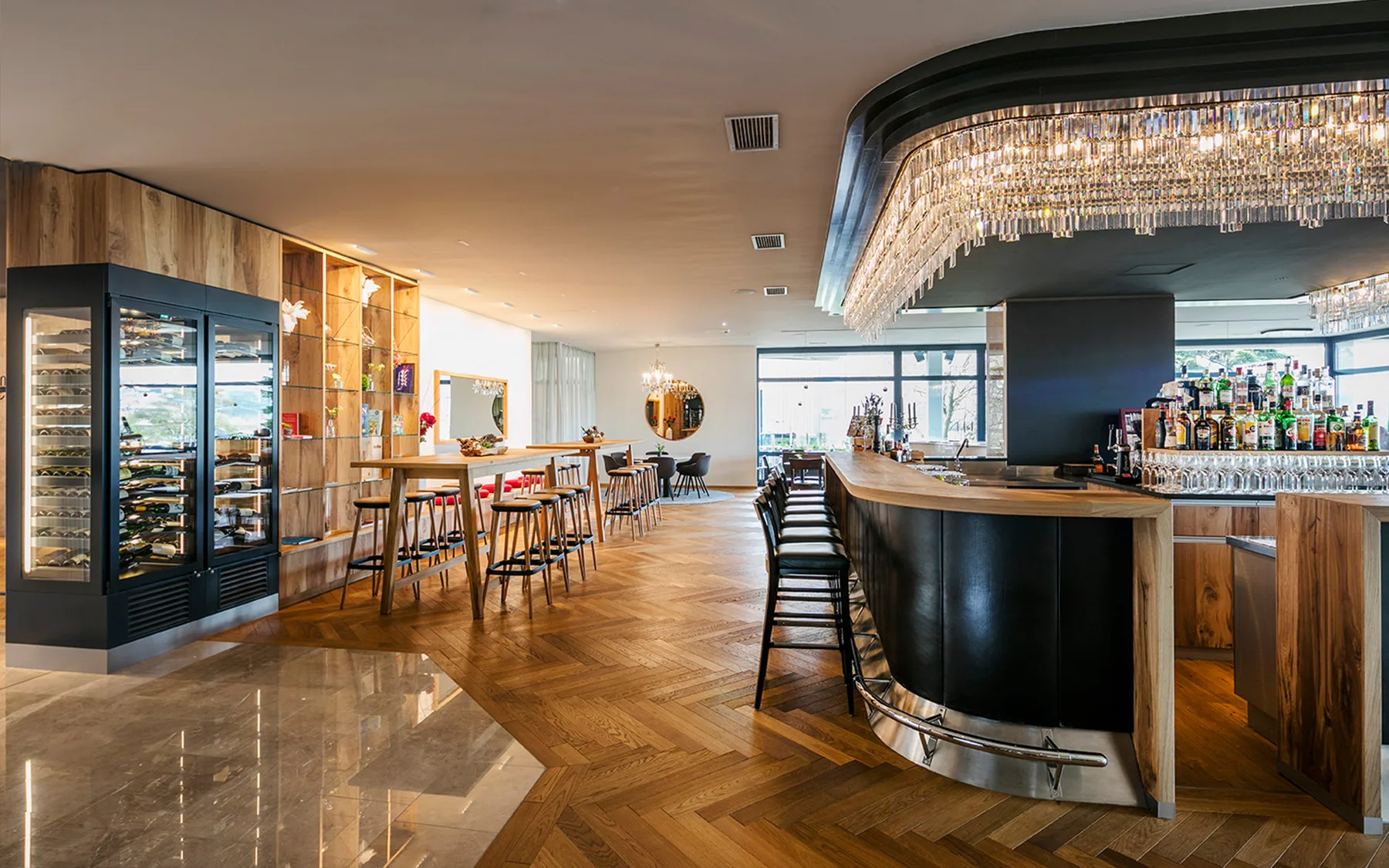 Ein Blick auf eine moderne Bar mit Holzregalen und eleganter Beleuchtung.