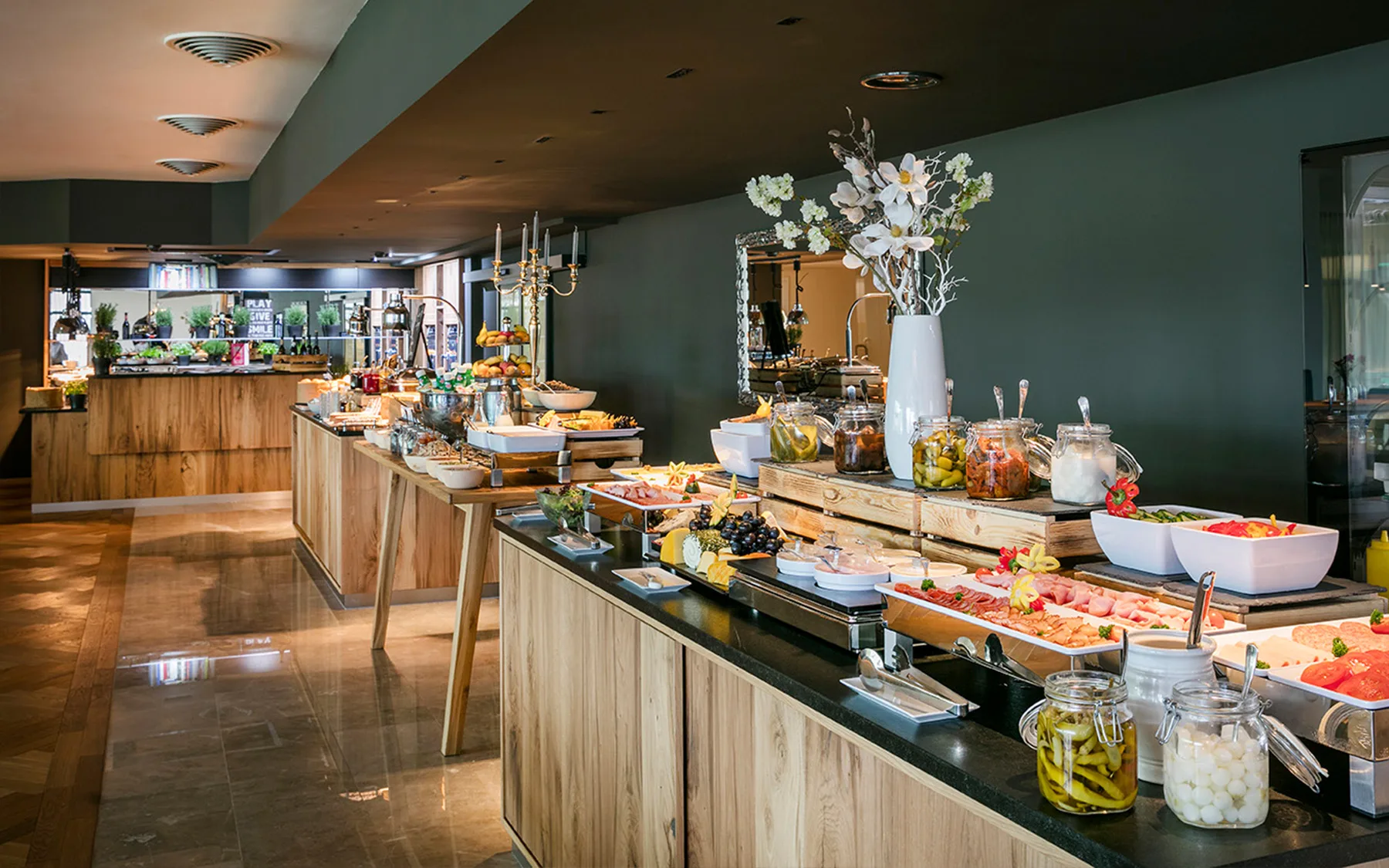 Ein reichhaltiges Buffet mit verschiedenen Speisen und Dekoration.